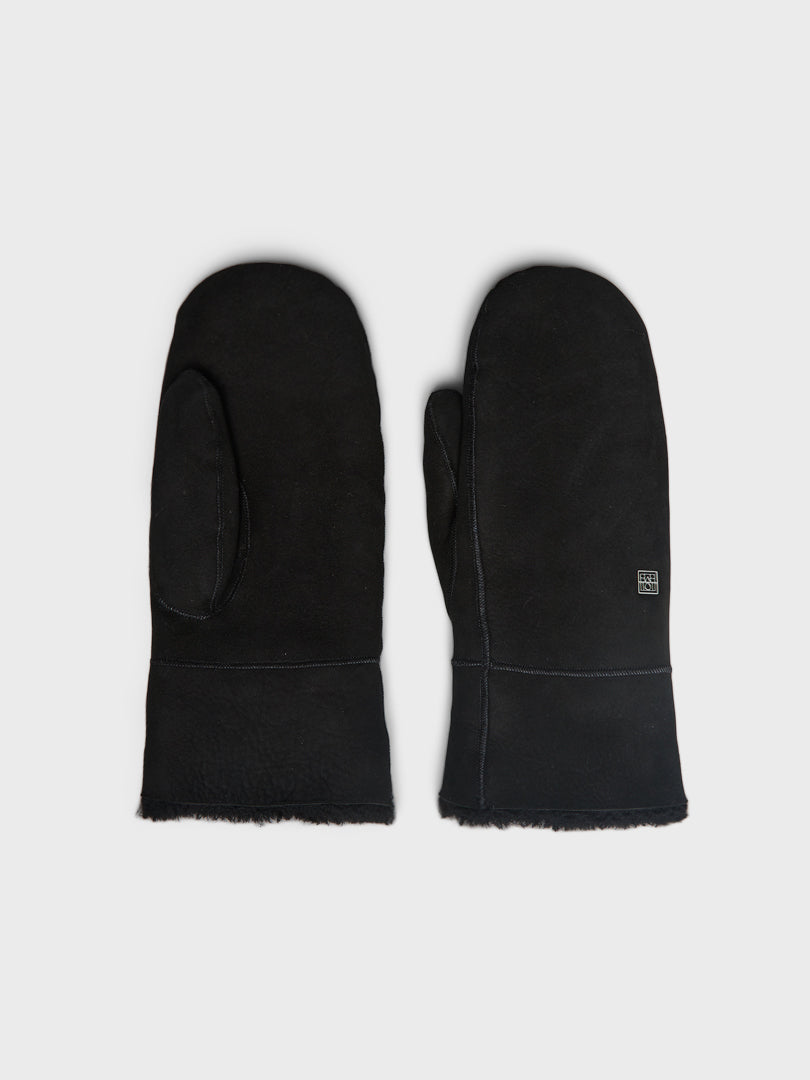 TOTEME - Suede Shearling Mittens in Black