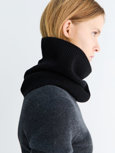 Toteme - Cashmere Neck Warmer in black