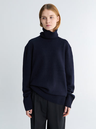 Toteme - Cashmere Turtleneck in Navy