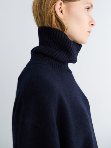 Toteme - Cashmere Turtleneck in Navy
