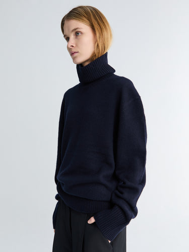 Toteme - Cashmere Turtleneck in Navy
