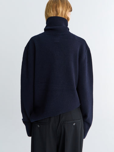 Toteme - Cashmere Turtleneck in Navy