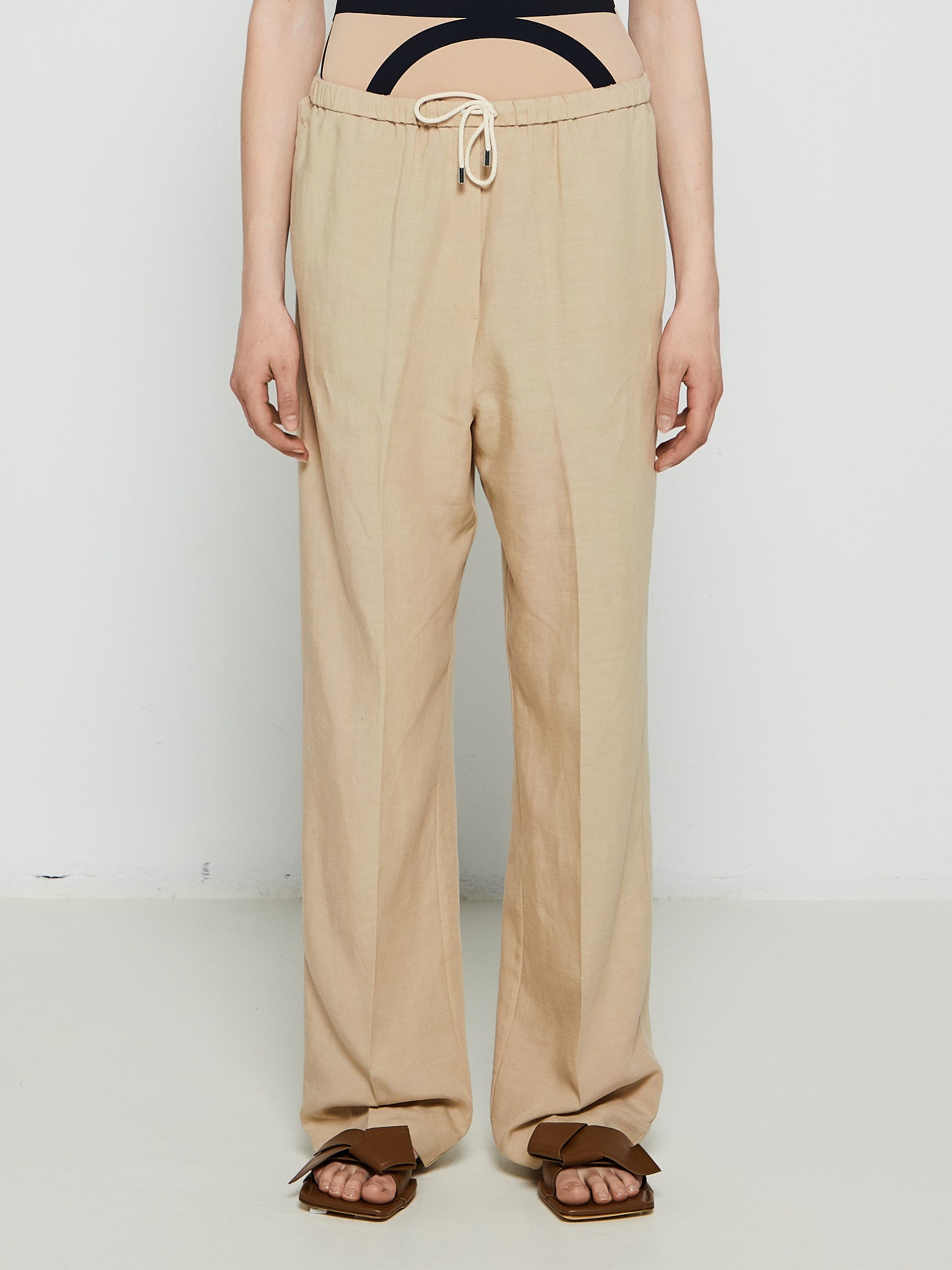 TOTEME - Press-Creased Drawstring Trousers in Overcast Beige