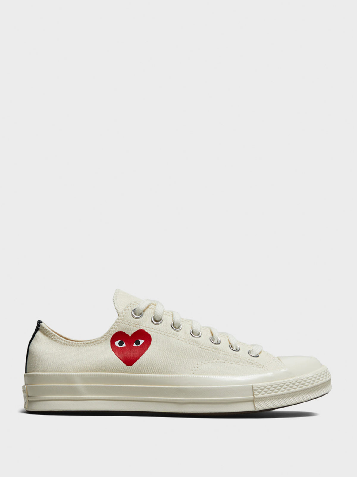 Converse - Small Red Heart Low Top Sneakers in Beige