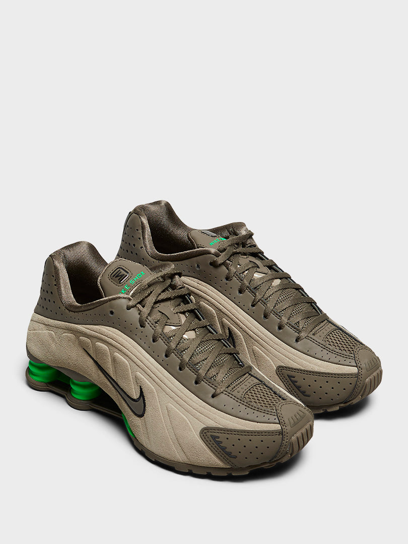 Nike - Shox R4 Sneakers in Olive Khaki