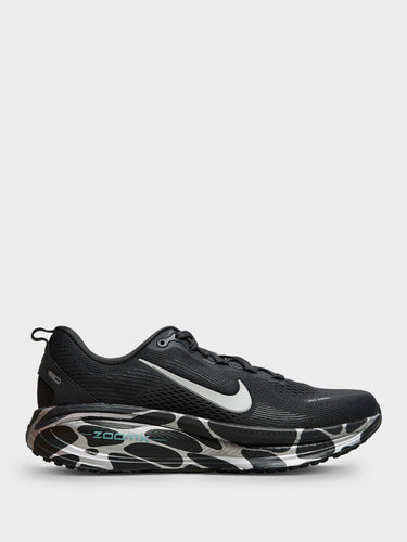 Nike - Vomero 18 Sneakers in Anthracite, Reflect Silver and Cannon