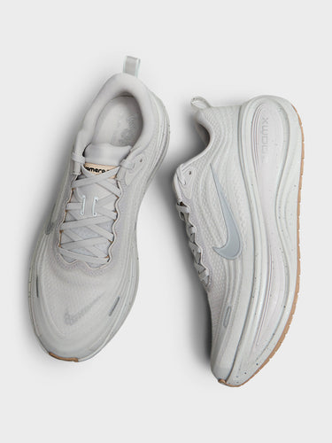 Nike - Vomero Plus Speckle Sneakers in Vast Grey, Wolf Grey, Off White, Hemp, Chrome and Black