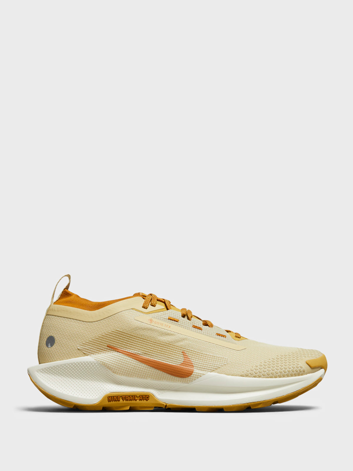 Nike - Pegasus Trail 5 GORE-TEX SP Sneakers in Team Gold/Desert Ochre-Wheat Gold