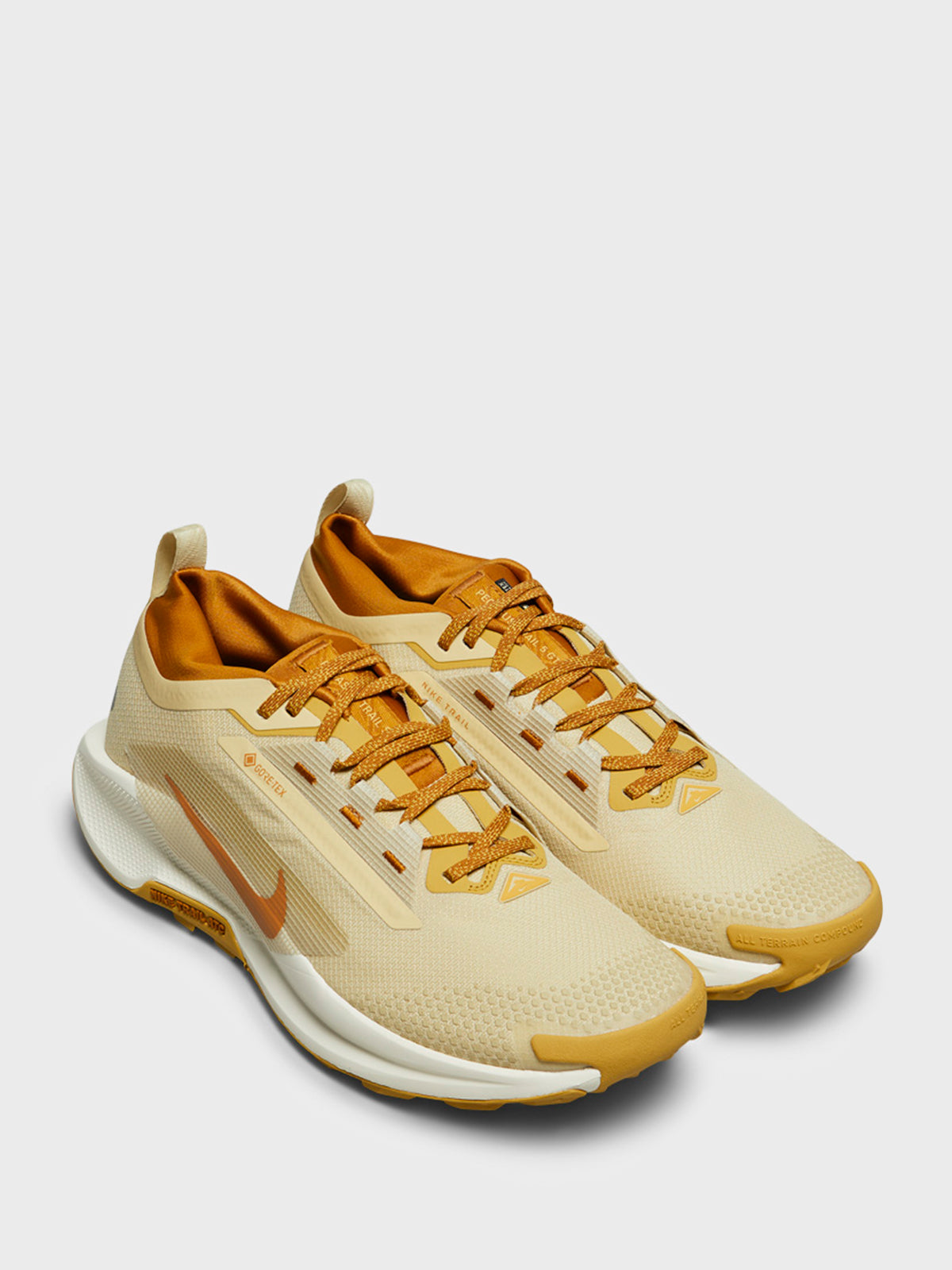 Nike - Pegasus Trail 5 GORE-TEX SP Sneakers in Team Gold/Desert Ochre-Wheat Gold