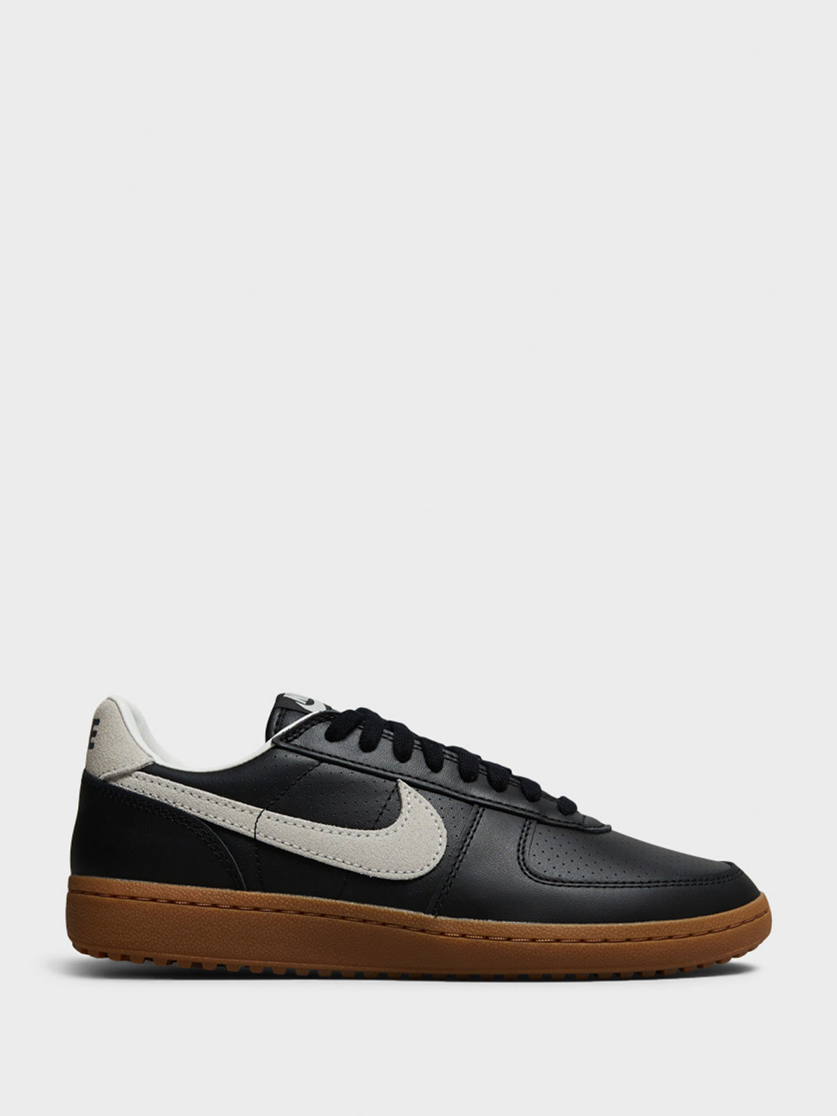 Nike - Field General 82 SP Sneakers in Sail and Black Gum