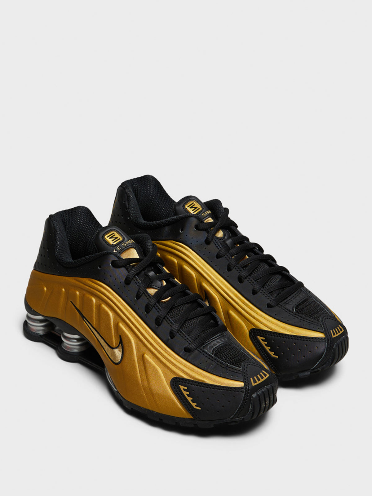 Nike - Shox R4 Sneakers in Black and Metallic Gold