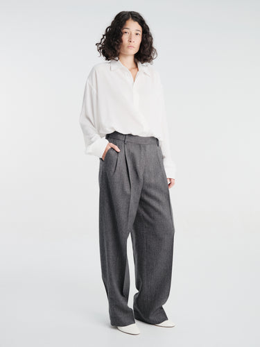 TOTEME - Herringbone Double-Pleat Trousers in Dark Grey Melange