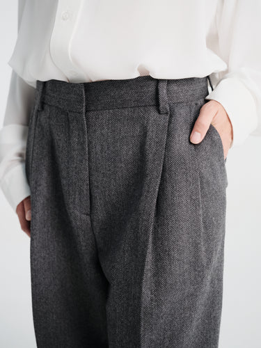 TOTEME - Herringbone Double-Pleat Trousers in Dark Grey Melange