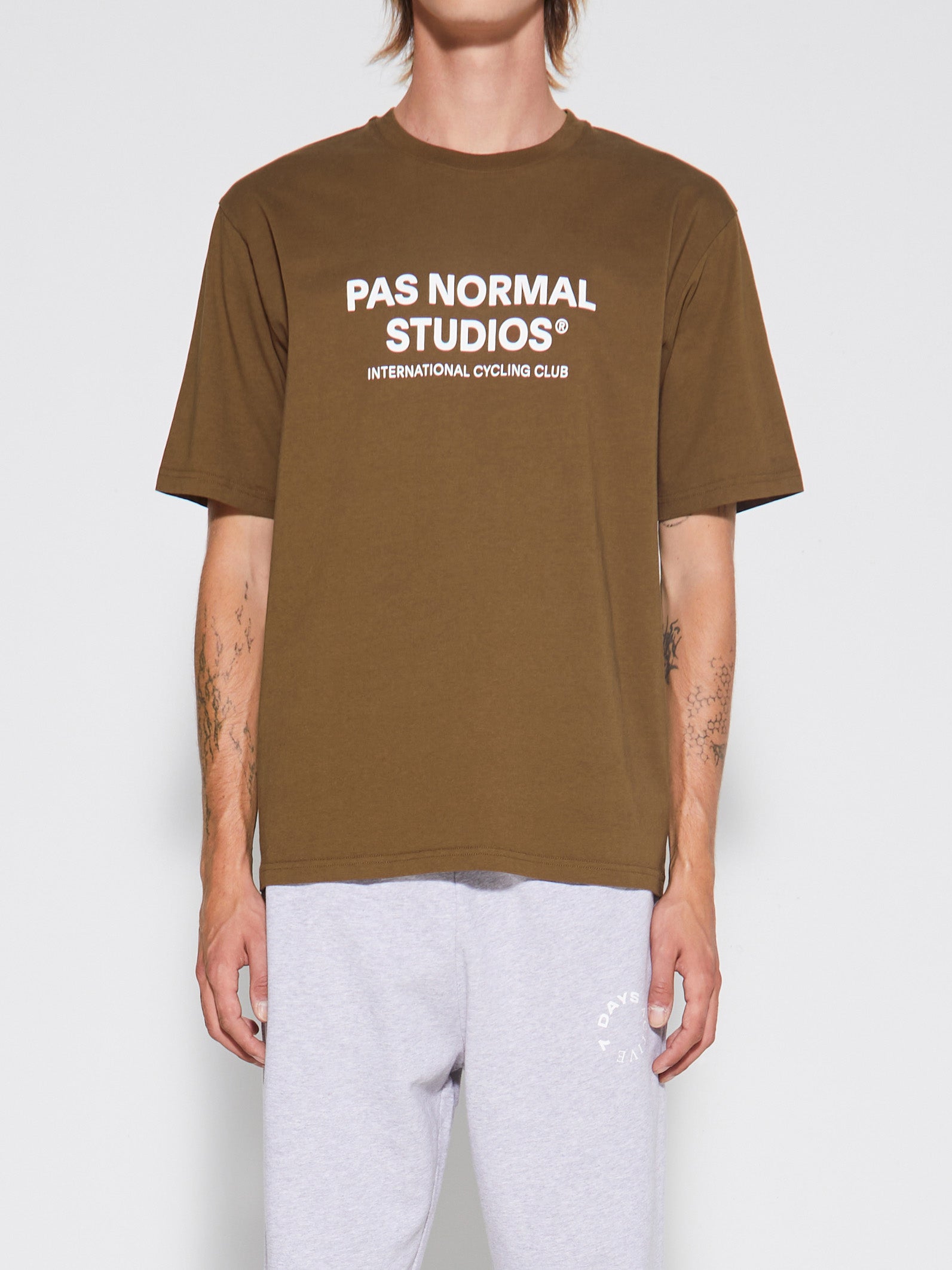 Off-Race Logo T-shirt in Army Brown
