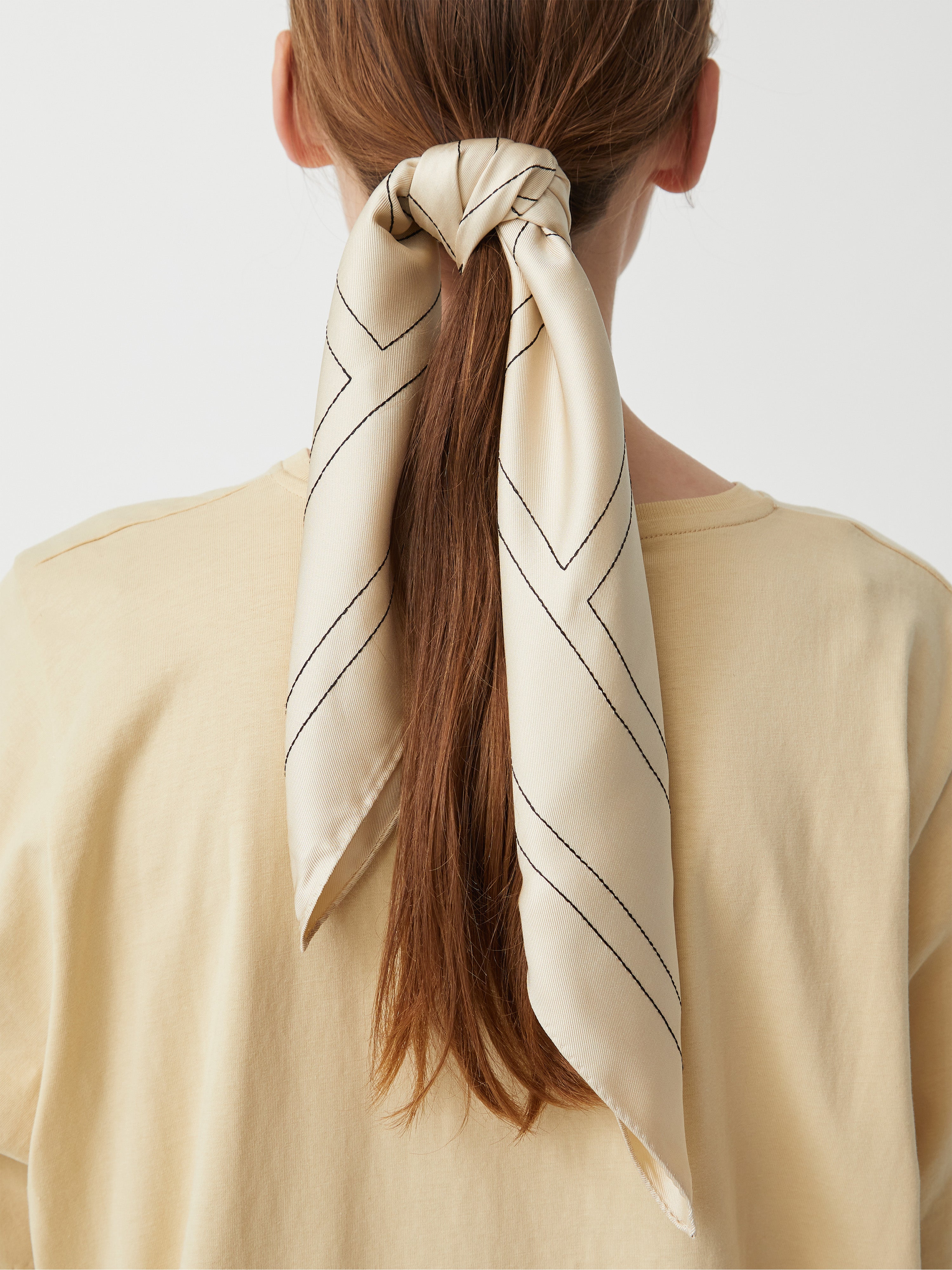Centered monogram silk scarf crème