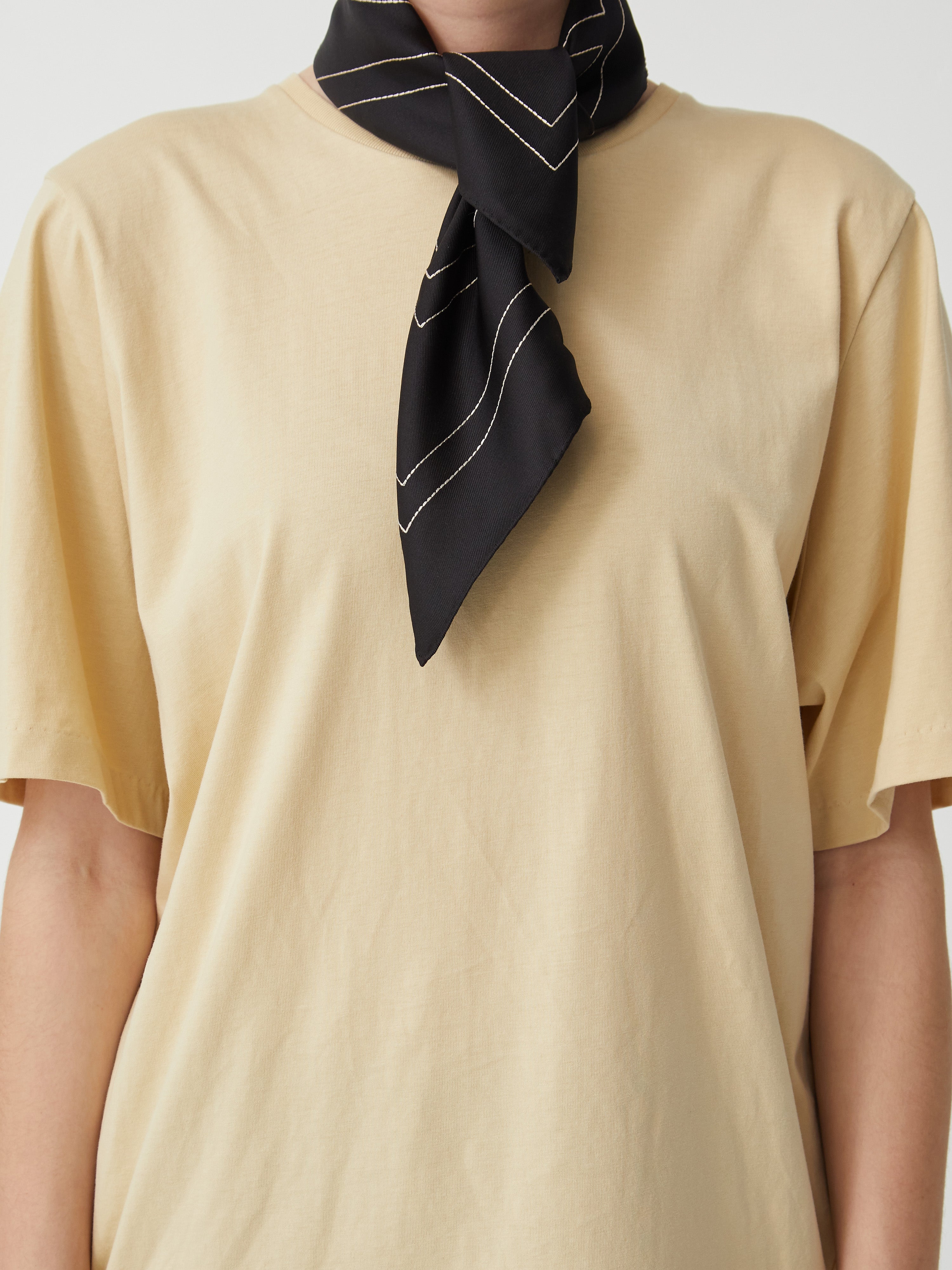 Monogram silk scarf blouse creme – Totême