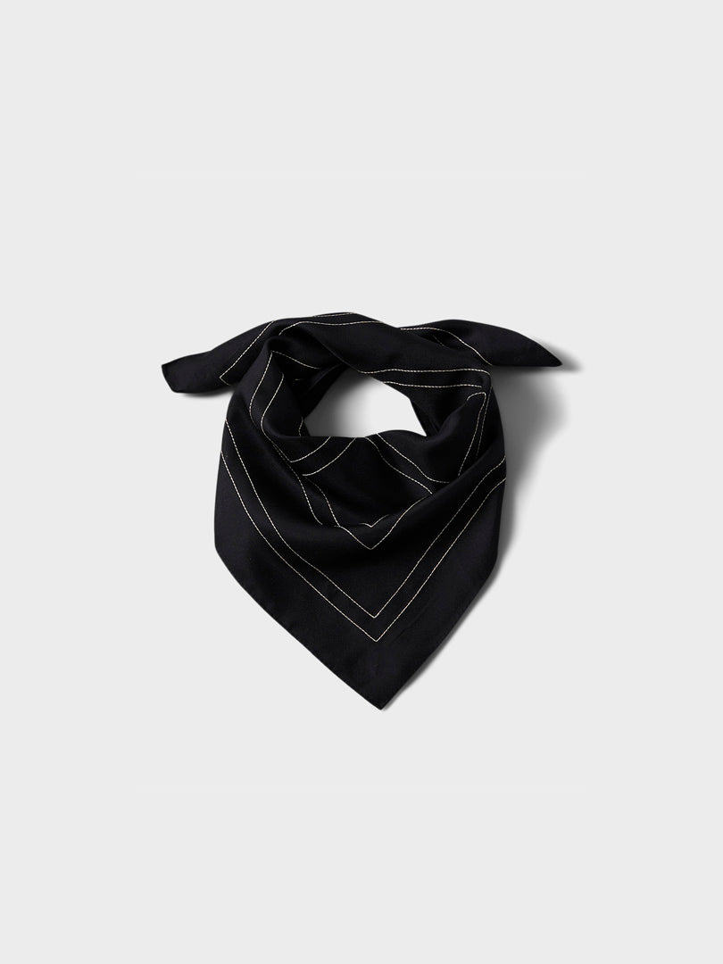 Centered monogram silk scarf crème – Totême